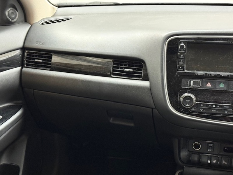 Mitsubishi 2.0h 12kWh 4hs SUV 5dr Petrol Plug-in Hybrid CVT 4WD Euro 6 (s/s) (200 ps)