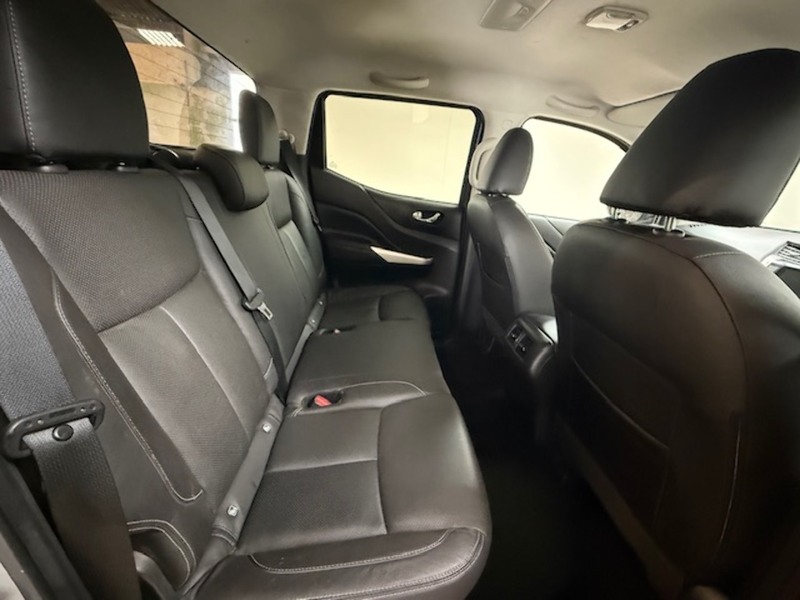 Nissan 2.3 dCi Tekna Pickup Double Cab 4dr Diesel Auto 4WD Euro 6 (190 ps)