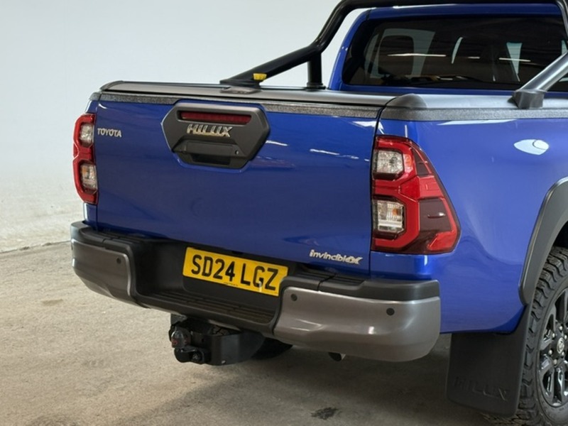 Toyota 2.8 D-4D Invincible X Pickup Double Cab 4dr Diesel Auto 4WD Euro 6 (s/s) (204 ps)
