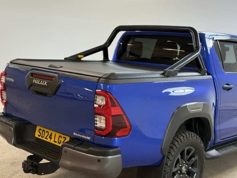 Toyota 2.8 D-4D Invincible X Pickup Double Cab 4dr Diesel Auto 4WD Euro 6 (s/s) (204 ps)
