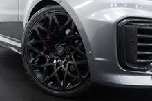 Land Rover Range Rover Sport P575 V8 SVR