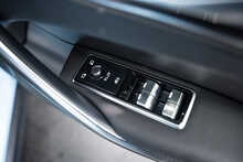 Jaguar F-PACE P550 V8 SVR