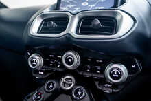 Aston Martin Vantage V8