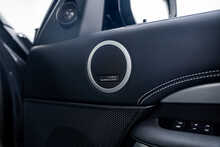 Land Rover Discovery D300 MHEV R-Dynamic HSE