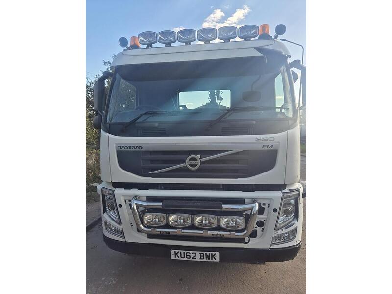 Volvo 300 with Palfinger Crane