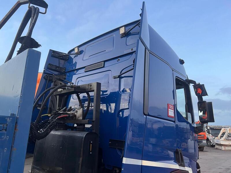Renault with Dropside Crane Trailer 