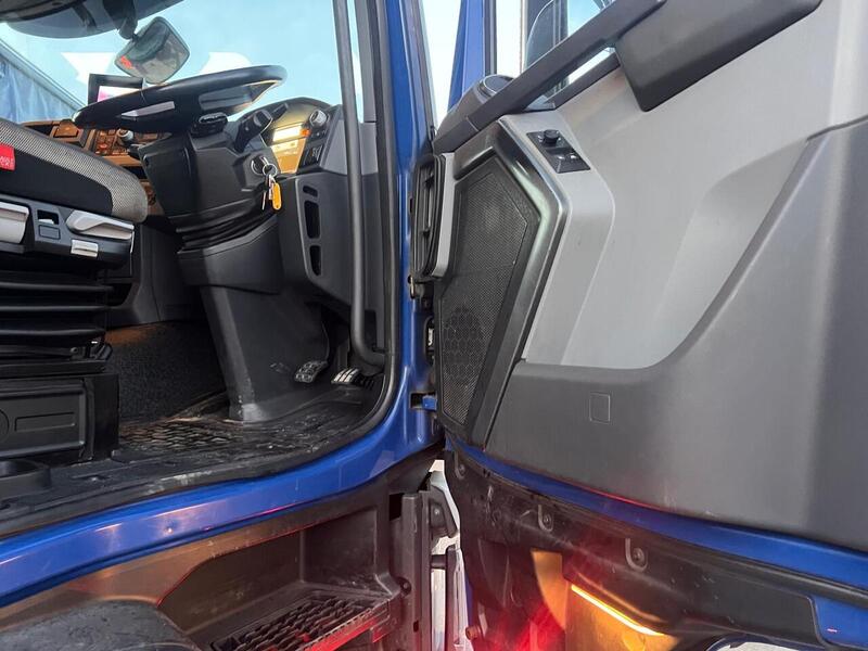 Renault with Dropside Crane Trailer 