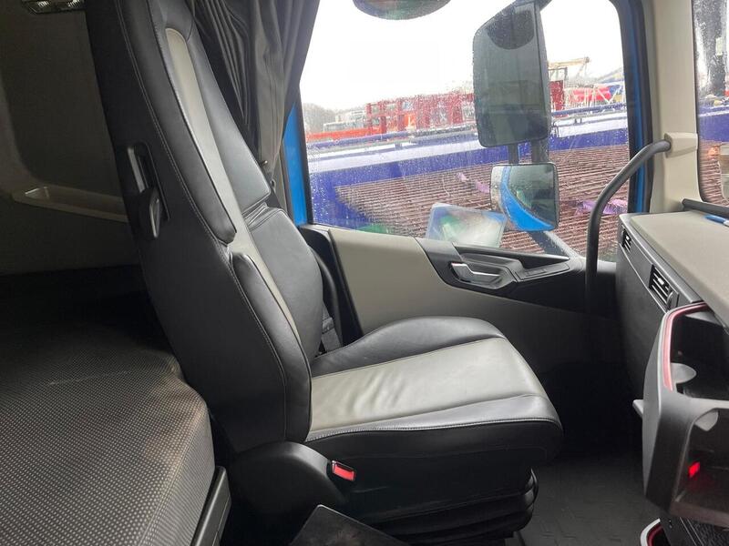 Volvo Globetrotter Mid Lift Tractor Unit