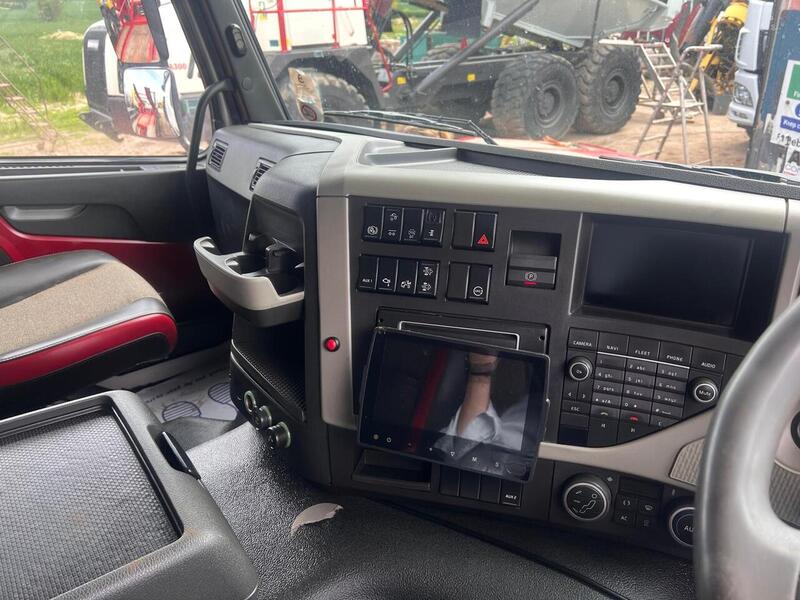 Volvo 460 Fitted with Fassi F660 Crane