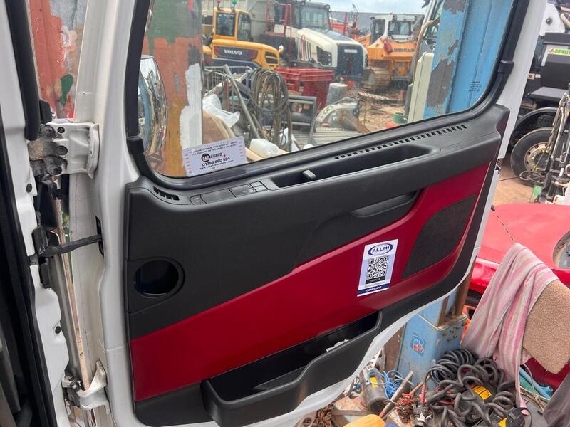Volvo 460 Fitted with Fassi F660 Crane