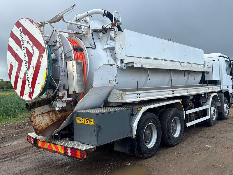 Mercedes-Benz 3241 Jetter & Recyler Tanker