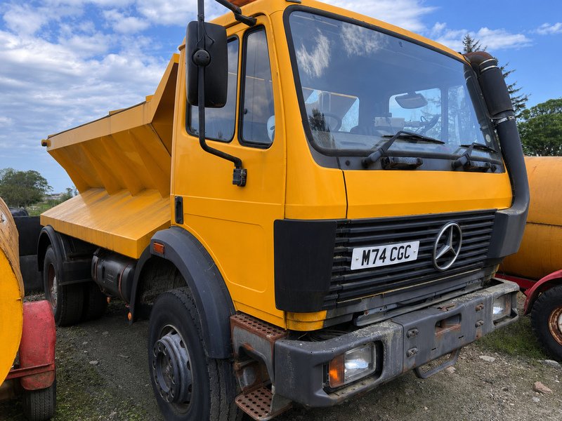 Mercedes-Benz Gritter Truck