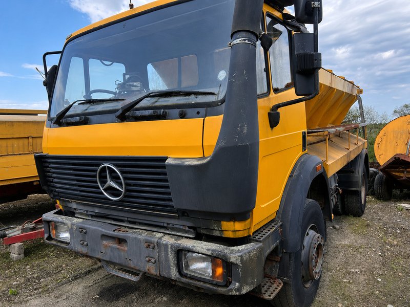 Mercedes-Benz Gritter Truck