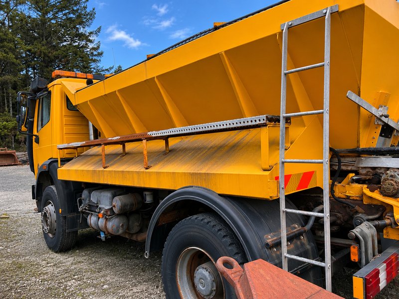Mercedes-Benz Gritter Truck