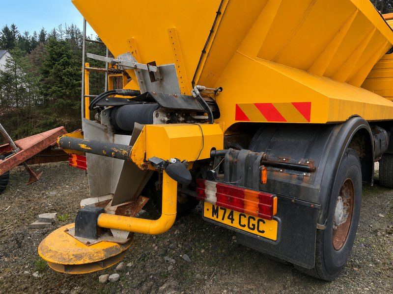 Mercedes-Benz Gritter Truck