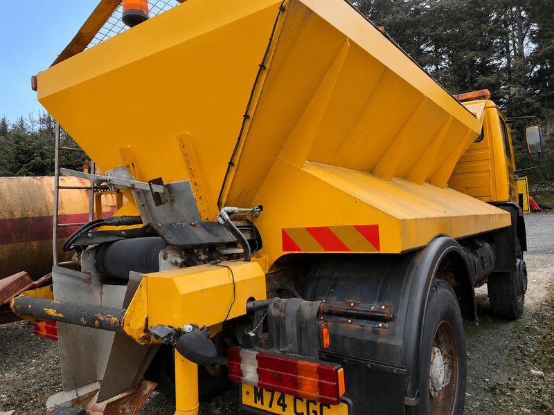 Mercedes-Benz Gritter Truck