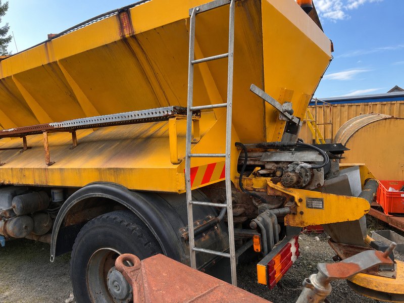 Mercedes-Benz Gritter Truck