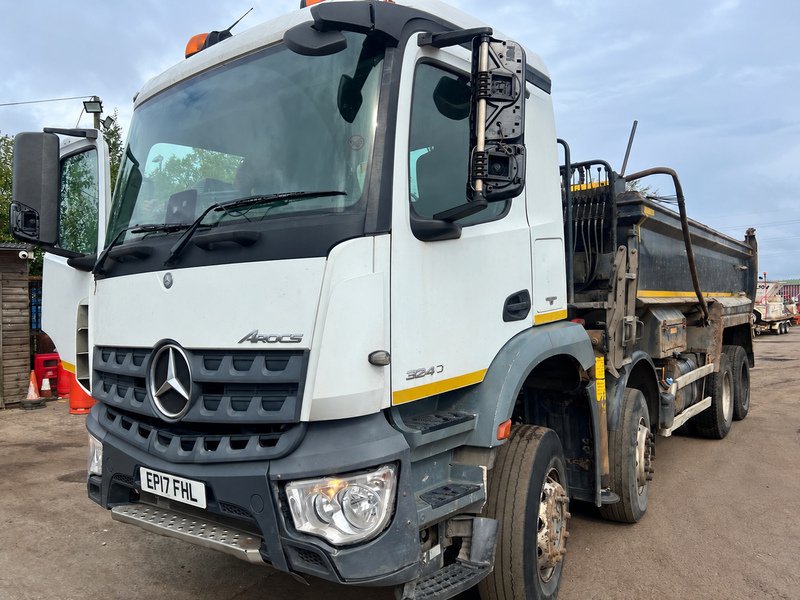 Mercedes-Benz Tipper with Palfinger Grab