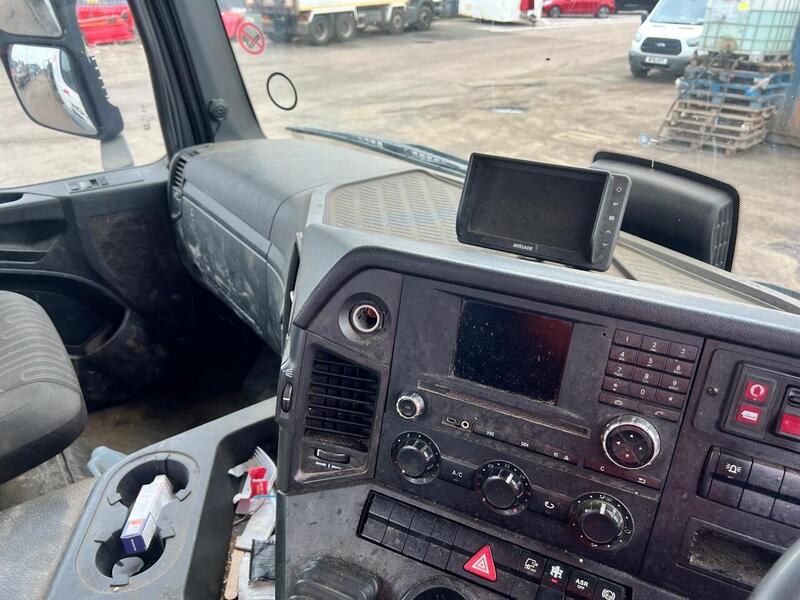 Mercedes-Benz Tipper with Palfinger Grab
