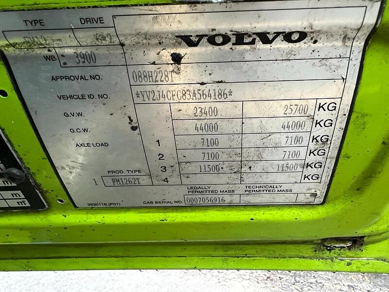 Volvo 6x2 Mid Lift Tractor Unit 