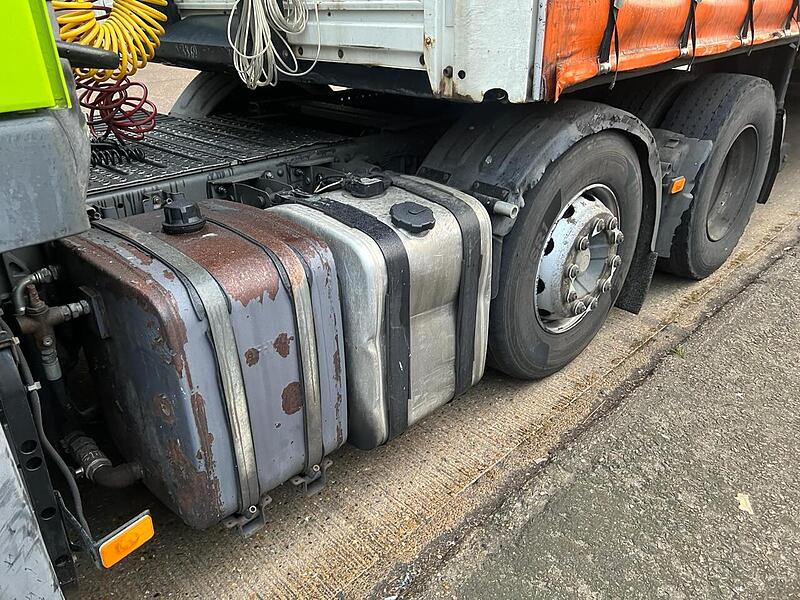 Volvo 6x2 Mid Lift Tractor Unit 