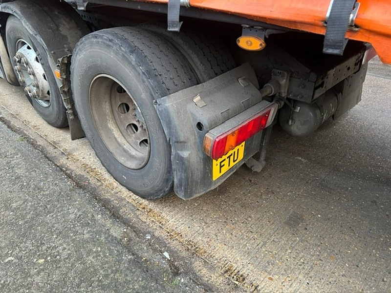 Volvo 6x2 Mid Lift Tractor Unit 