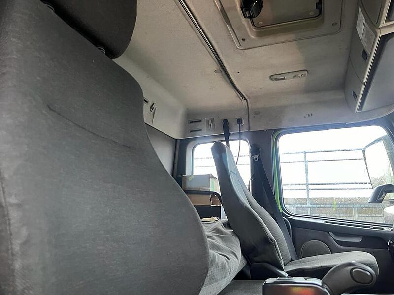 Volvo 6x2 Mid Lift Tractor Unit 