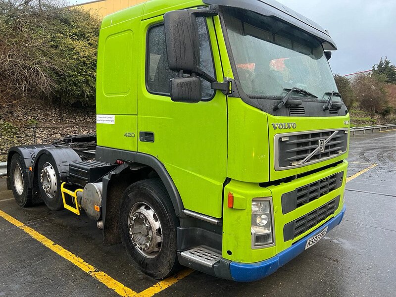 Volvo 6x2 Mid Lift Tractor Unit 