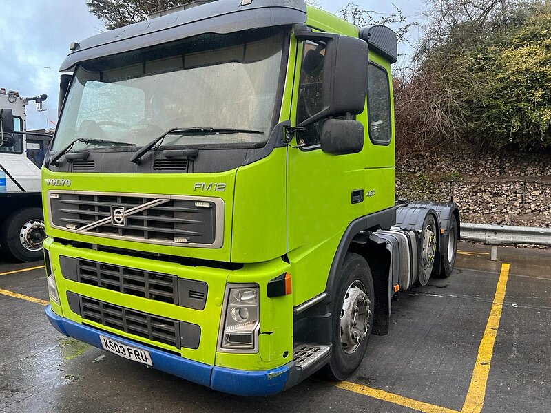 Volvo 6x2 Mid Lift Tractor Unit 