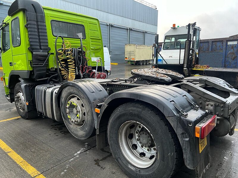 Volvo 6x2 Mid Lift Tractor Unit 
