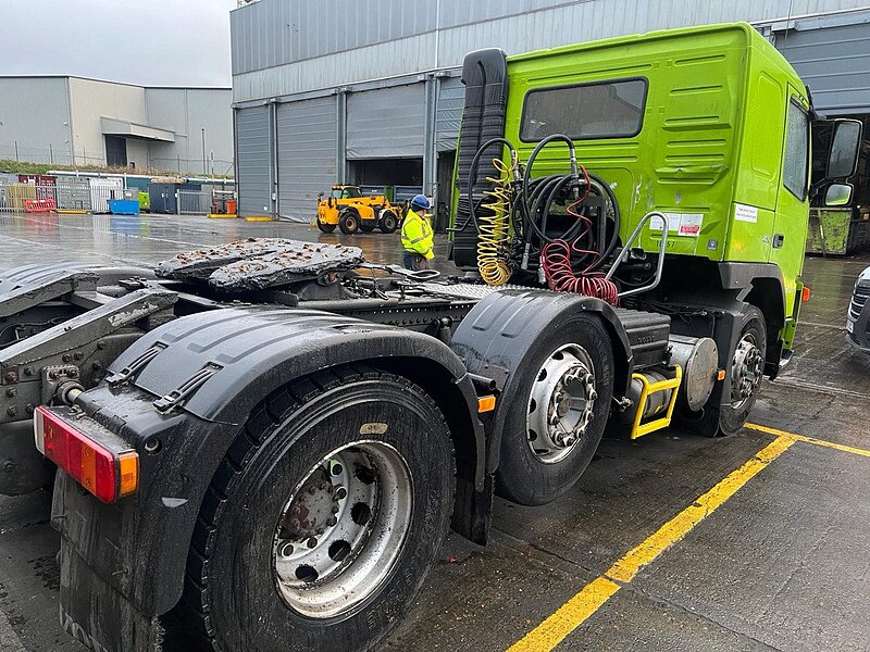 Volvo 6x2 Mid Lift Tractor Unit 