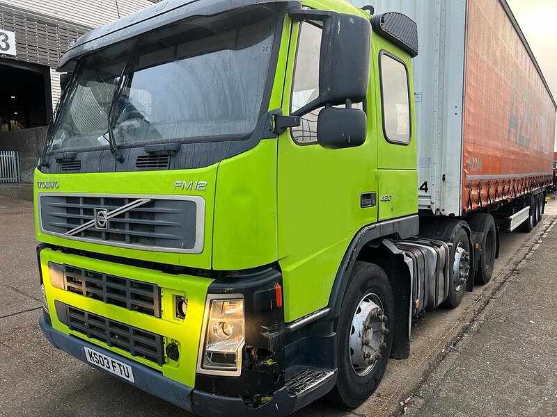 Volvo 6x2 Mid Lift Tractor Unit 