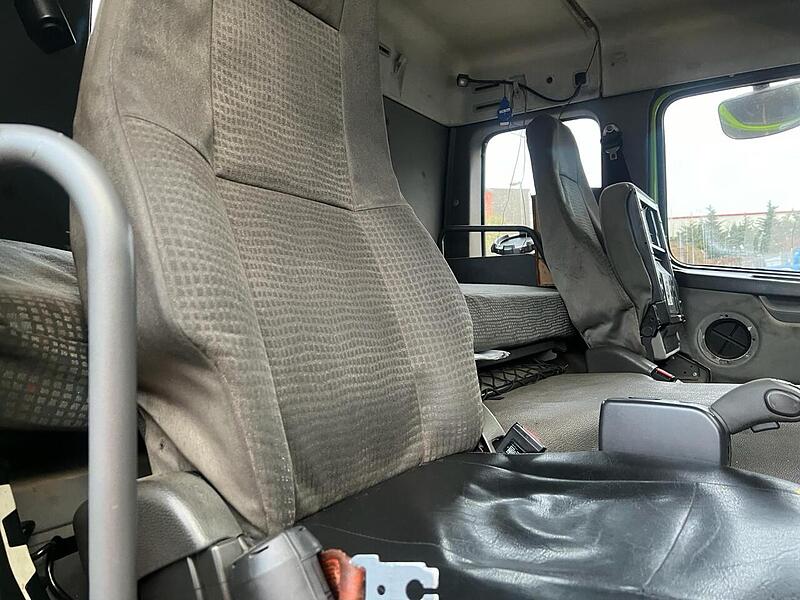 Volvo 6x2 Mid Lift Tractor Unit 