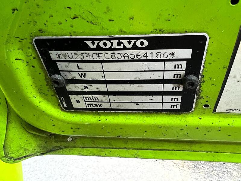 Volvo 6x2 Mid Lift Tractor Unit 