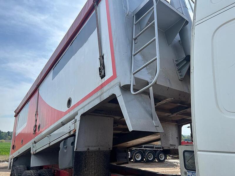 Volvo Globetrotter Bulk Blower Tipper