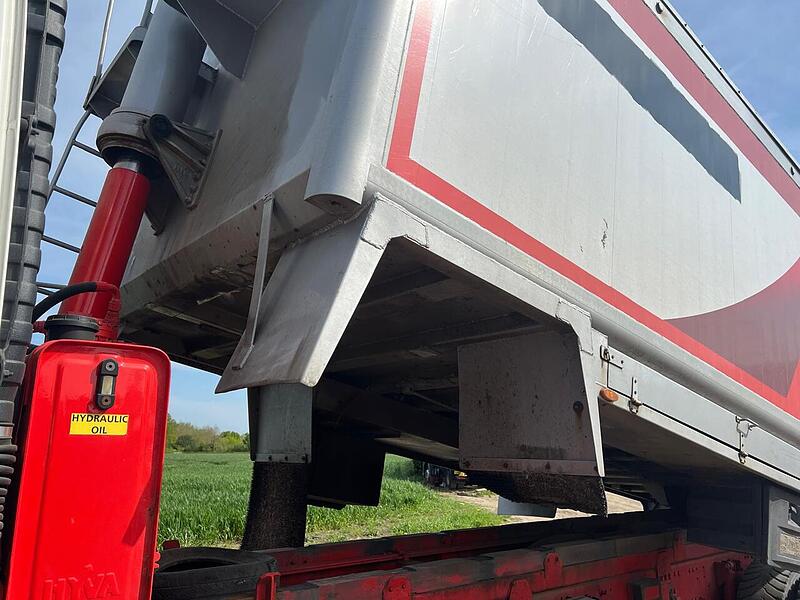 Volvo Globetrotter Bulk Blower Tipper