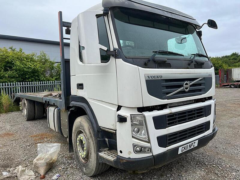 Volvo 26 Ton Beavertail with Lift Axle