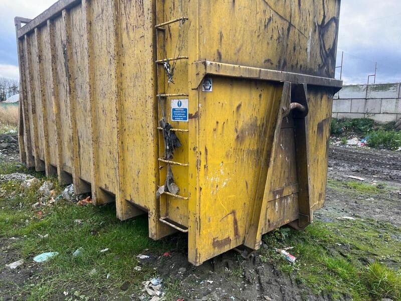 Caterpillar Big Hook Dumper With 40yrd Bin