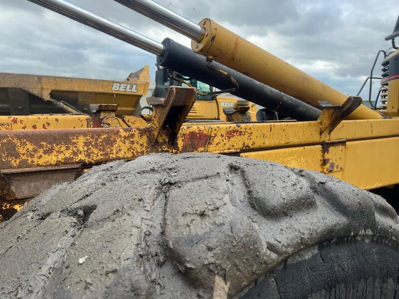 Caterpillar Big Hook Dumper With 40yrd Bin