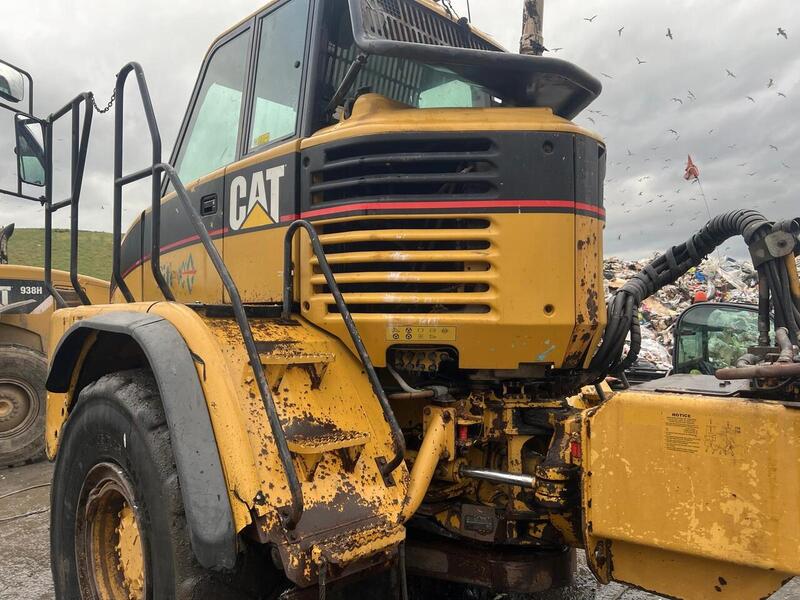 Caterpillar Big Hook Dumper With 40yrd Bin