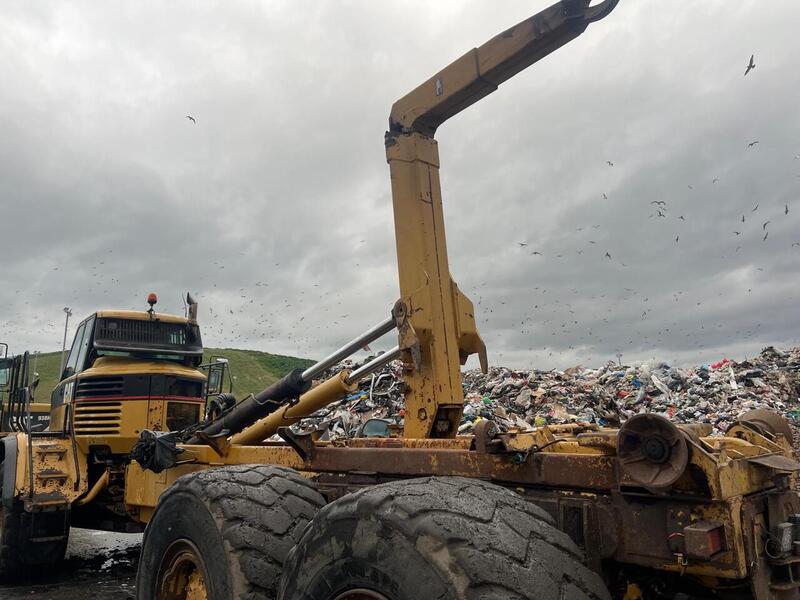 Caterpillar Big Hook Dumper With 40yrd Bin