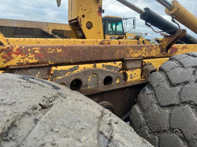Caterpillar Big Hook Dumper With 40yrd Bin