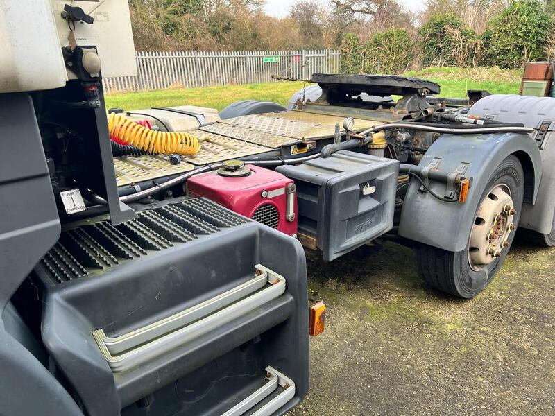 Scania Mid Lift Tractor Unit
