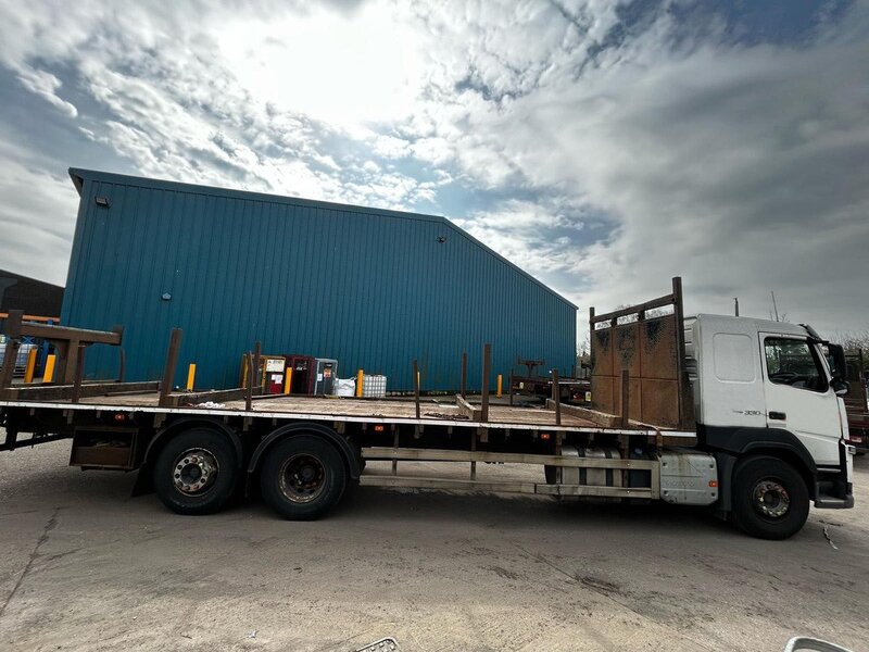 Volvo 330 Flatbed
