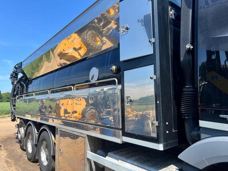 Mercedes-Benz 3245 Fitted with Rolba Super Combi Vac Tanker