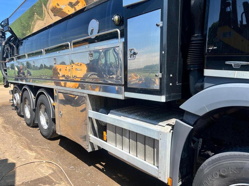 Mercedes-Benz 3245 Fitted with Rolba Super Combi Vac Tanker