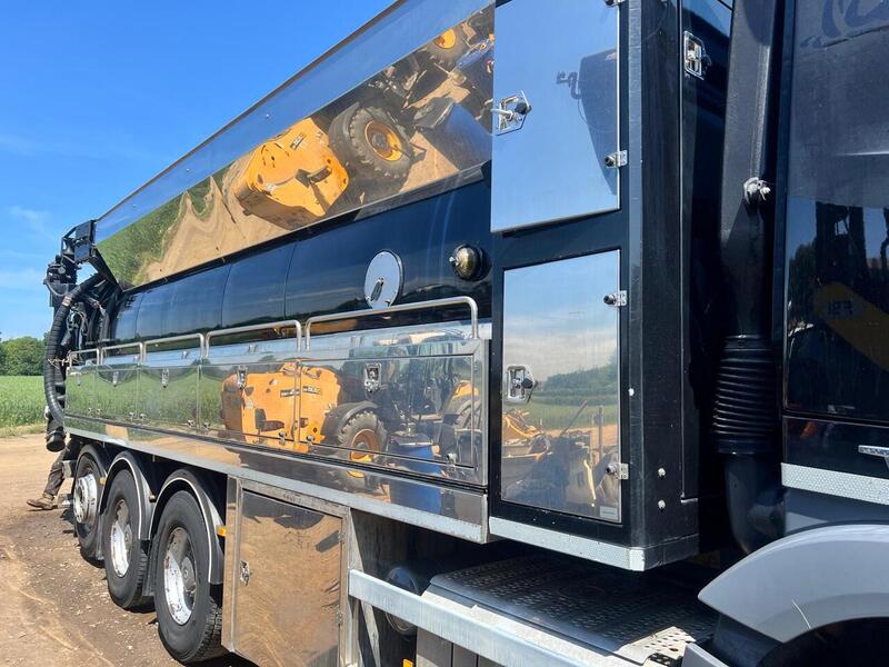 Mercedes-Benz 3245 Fitted with Rolba Super Combi Vac Tanker