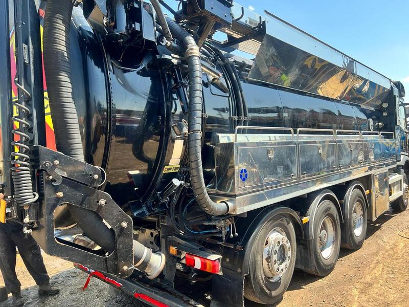 Mercedes-Benz 3245 Fitted with Rolba Super Combi Vac Tanker