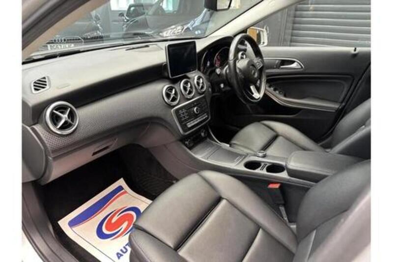 Mercedes-Benz A Class 1.5 A180d Sport (Executive) Hatchback 5dr Diesel 7G-DCT Euro 6 (s/s) (109 ps) - U364