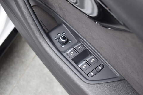 Audi A4 Avant 2.0 TDI Black Edition Estate 5dr Diesel S Tronic quattro Euro 6 (s/s) (190 ps) - U626